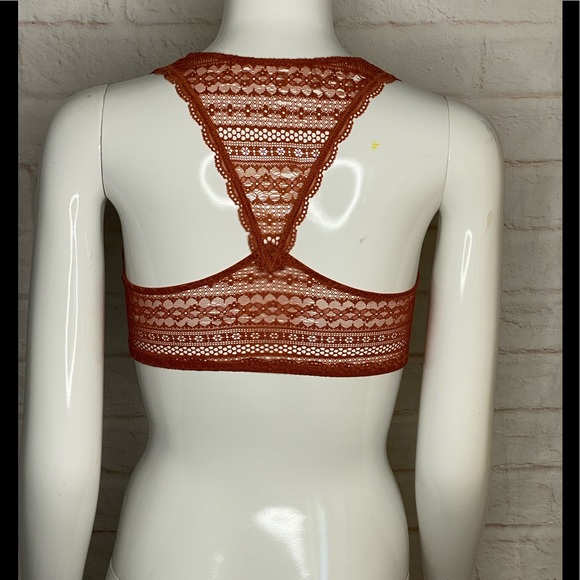 2 Victoria’s Secret lace bra and Pink  Sport  bra size S/P - Picture 5 of 11